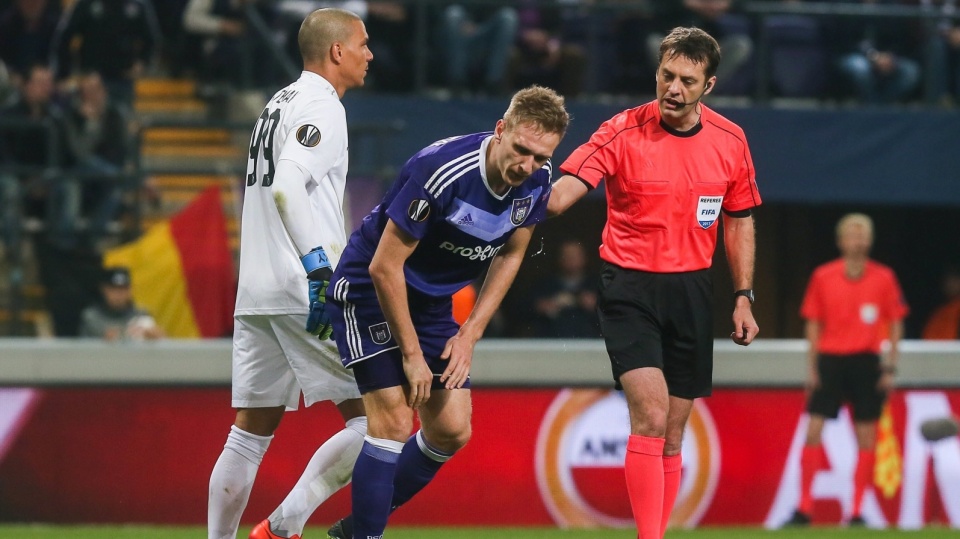 Łukasz Teodorczyk (na zdjęciu w środku) nie zdobył bramki dla Anderlechtu w czwartkowym rewanżowym spotkaniu 1/8 finału Ligi Europejskiej. Fot. PAP/EPA/STEPHANIE LECOCQ