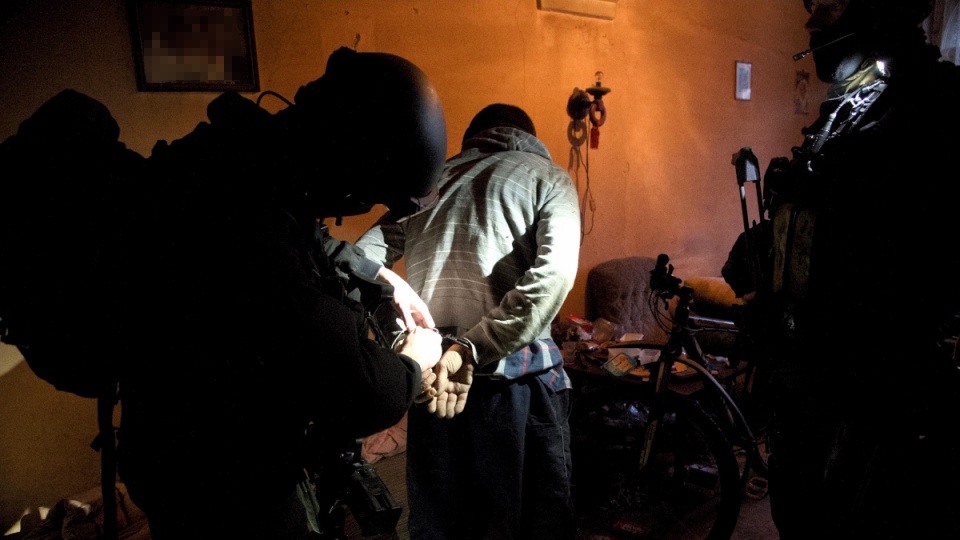 Policyjni antyterroryści zatrzymali 3 mieszkańców Torunia i zlikwidowali „sklep” z narkotykami. Fot. Policja
