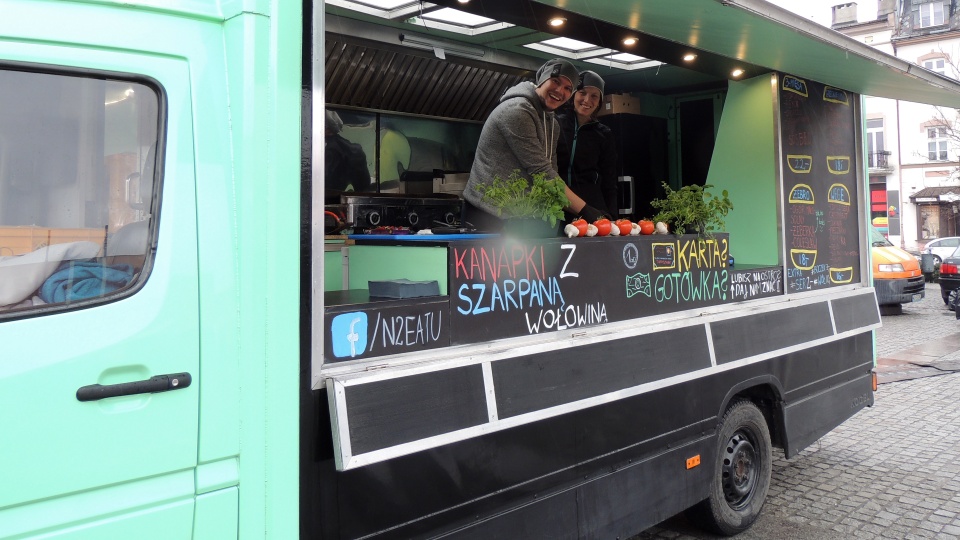 Mobilne kuchnie do niedzieli stoją na Zielonym Rynku we Włocławku. Fot. Marek Ledwosiński