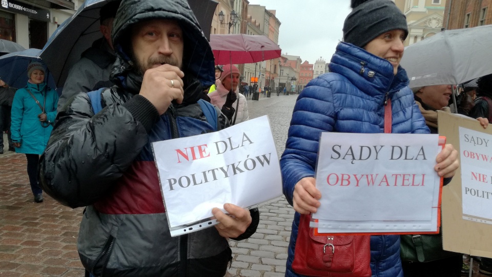 "Wczoraj Trybunał – jutro Ty”, „Sądy dla obywateli, nie dla polityków” - to tylko niektóre z haseł jakie pojawiły się podczas protestu Komitetu Obrony Demokracji w Toruniu. Fot. Wiktor Strumnik