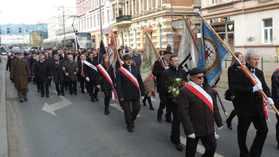 Niedzielne uroczystości rozpoczęły się od złożenia kwiatów pod tablicą upamiętniającą strajk chłopski 1981 przy ulicy Dworcowej 87. Fot. Damian Klich