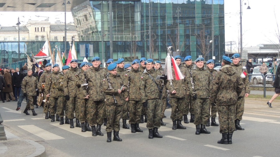 Niedzielne uroczystości rozpoczęły się od złożenia kwiatów pod tablicą upamiętniającą strajk chłopski 1981 przy ulicy Dworcowej 87. Fot. Damian Klich