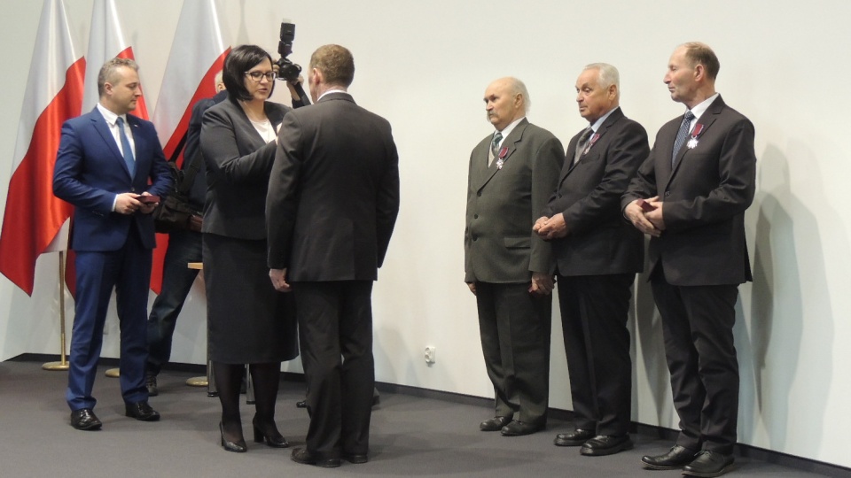 Krzyże zasługi i medale za wieloletnią służbę wręczała w imieniu prezydenta Andrzeja Dudy - minister Małgorzata Sadurska. Fot. Damian Klich