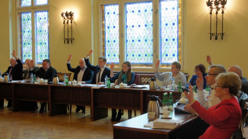 Jedno z głosowań podczas poniedziałkowej sesji Rady Miejskiej w Inowrocławiu. Fot. Nadesłane