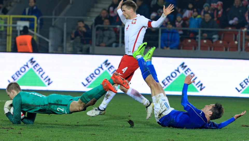 Na zdjęciu od lewej Jakub Wrąbel i Tomasz Kędziora z reprezentacji Polski oraz Włoch Federico Chiesa podczas czwartkowego towarzyskiego meczu w Krakowie. Fot. PAP/Stanisław Rozpędzik