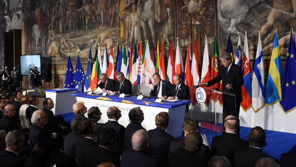 Premier Włoch Paolo Gentiloni (P) przemawia podczas uroczystości upamiętniających 60. rocznicę podpisania Traktatów Rzymskich. Fot. PAP/Radek Pietruszka
