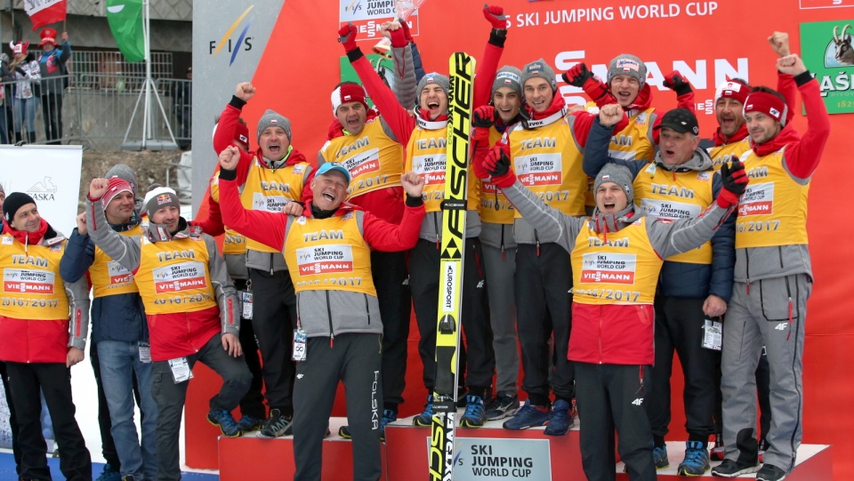 Na zdjęciu reprezentacja Polski w skokach narciarskich ciesząca się w Planicy z triumfu w Pucharze Narodów. Fot. PAP/Grzegorz Momot