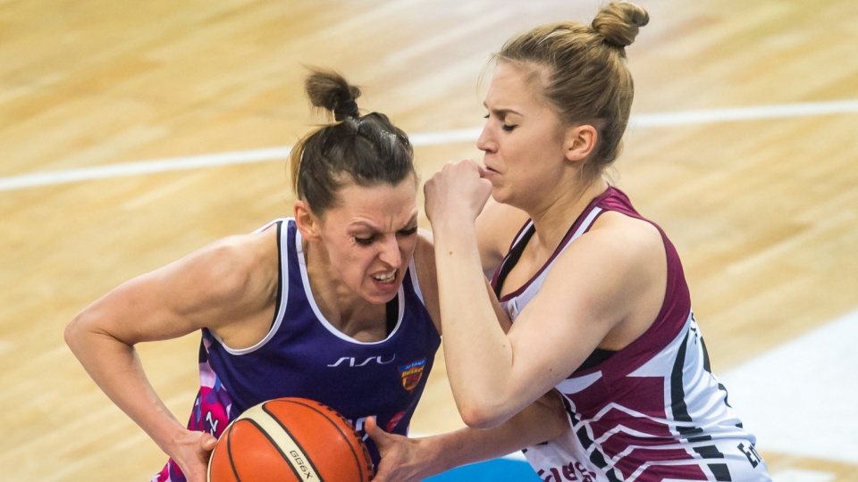 Na zdjęciu Martyna Koc z Artego i Justyna Sosnowska z Energi walczą o piłkę w niedzielnym, czwartym spotkaniu ćwierćfinałowym Basket Ligi Kobiet. Fot. PAP/Tytus Żmijewski