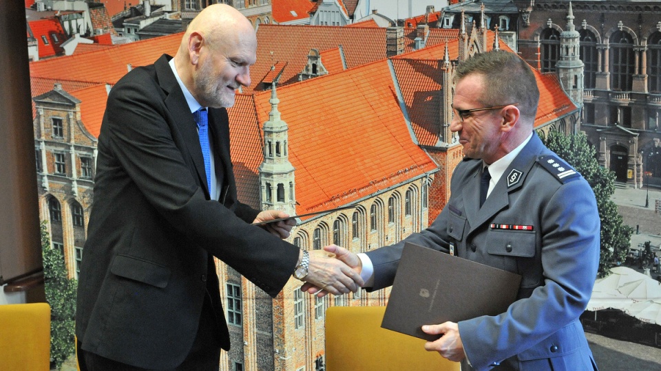 Umowę podpisali prezydent Torunia Michał Zaleski i komendant policji w Toruniu Maciej Lewandowski. Fot. Urząd Miasta Torunia