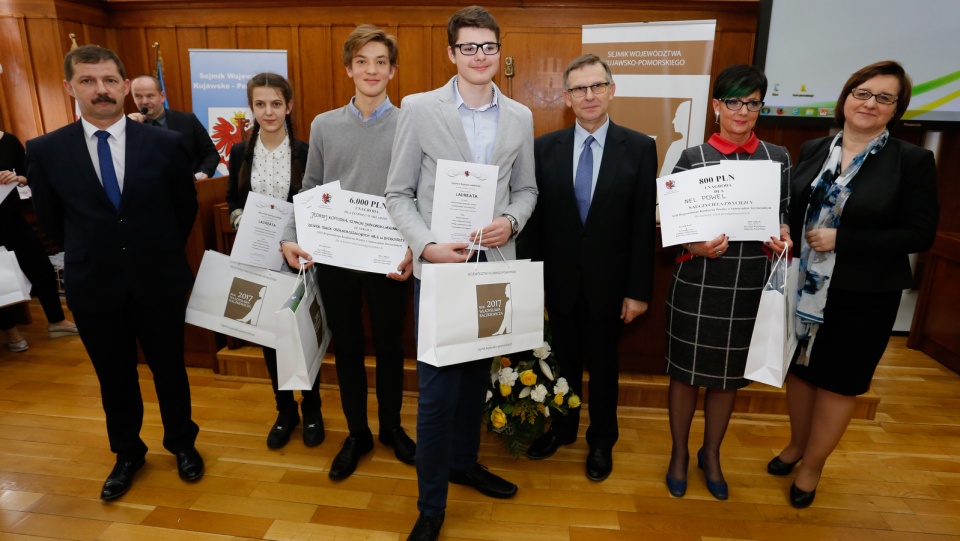 Wręczenie nagrod w konkursie wiedzy o samorzadzie terytorialnym. Fot. Szymon Zdzieblo / www.tarantoga.pl