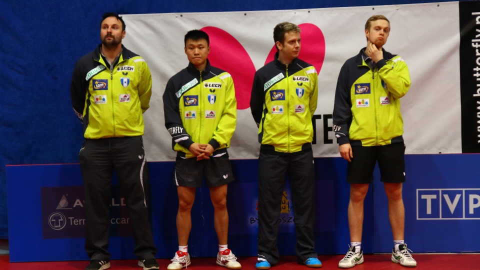 Na zdjęciu drużyna Zooleszcza Gwiazdy Bydgoszcz. Od lewej trener Zbigniew Leszczyński i zawodnicy Chao Zhai, Andrew Baggaley i Marek Badowski. Fot. superliga.com.pl/archiwum