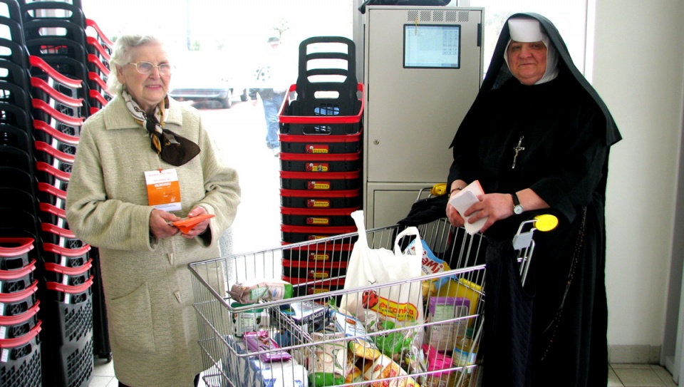 Zbiórkę żywności w Bydgoszczy prowadzą siostry Albertynki. Fot. Damian Klich