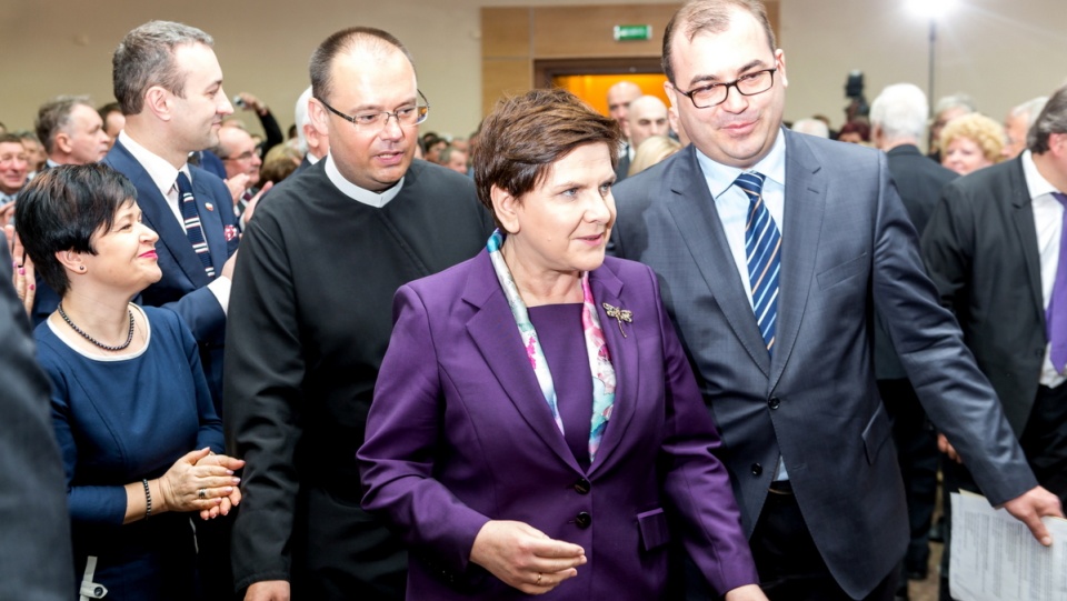 Premier Beata Szydło (2P), redemptorysta ojciec Piotr Dettlaff (3P) i członek Zarządu PZU SA Andrzej Jaworski (P) podczas konferencji "Firmy rodzinne szansą polskiej gospodarki" zorganizowanej, 1 bm. w Wyższej Szkole Kultury Społecznej i Medialnej w Toruniu. Fot. PAP Tytus Żmijewski