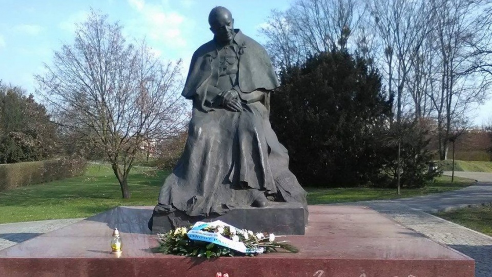 W 12. rocznicę śmierci Papieża Polaka władze miasta oraz mieszkańcy złożyli kwiaty i zapalili znicze przy jego pomniku. Fot. Monika Kaczyńska