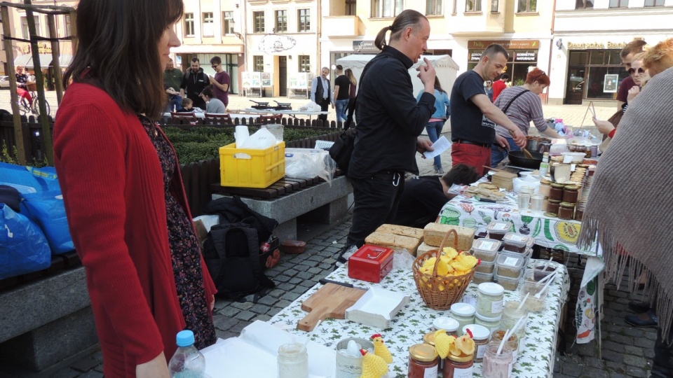 Zdrowa żywność i rękodzieło królują dziś na Rynku Nowomiejskim w Toruniu. Fot. Monika Kaczyńska