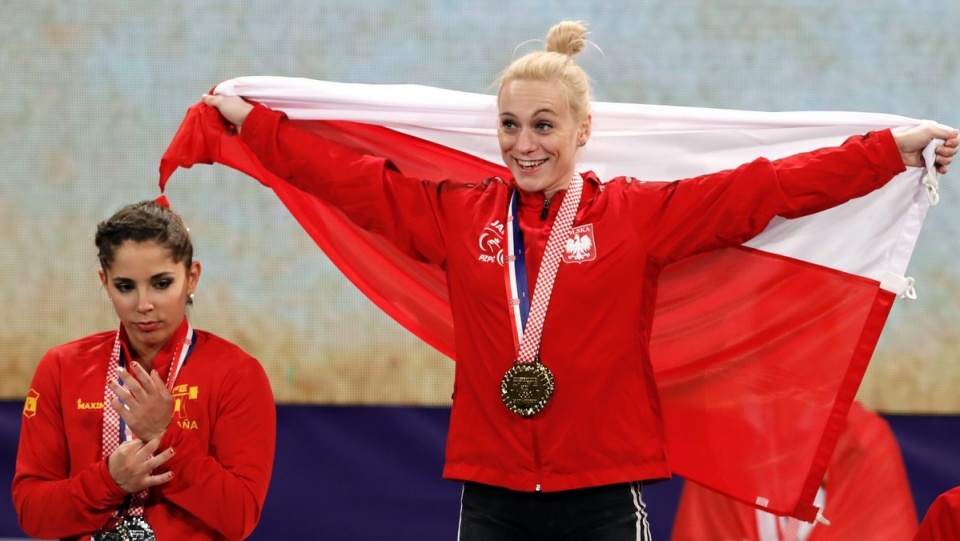 Joanna Łochowska, obok złotego medalu w dwuboju, zdobyła także dwa "małe" złote krążki za rwanie i podrzut. Fot. PAP/EPA/ANTONIO BAT