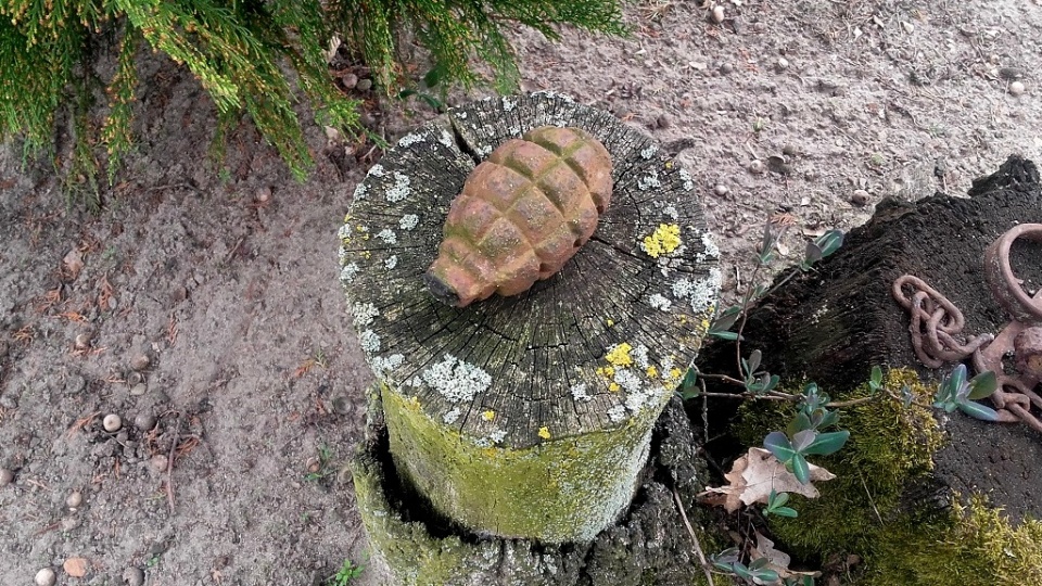 Wybuchowe znalezisko z przydomowego ogródka, zostało przekazane wojsku. Fot. KPP w Nakle nad Notecią