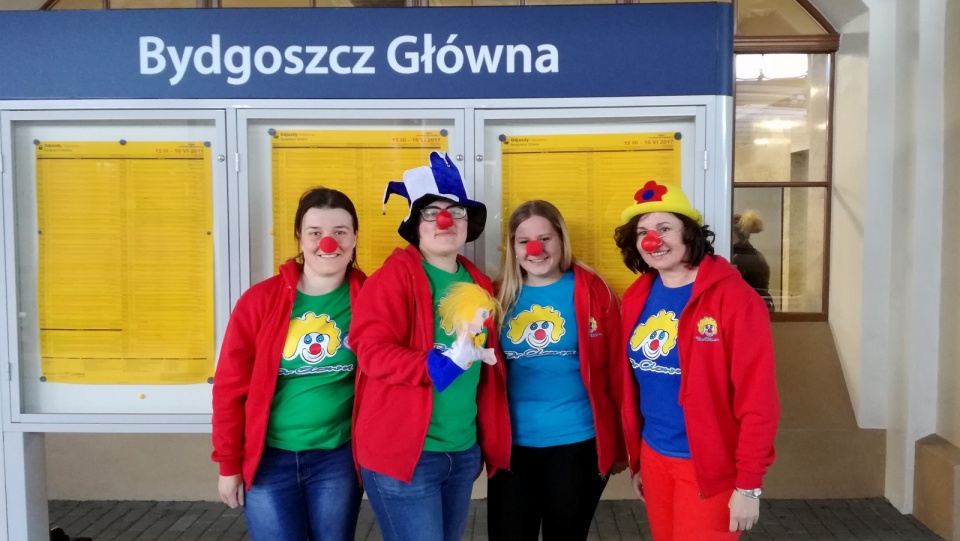 Wolontariusze Fundacji „Dr Clown” na dworcu Bydgoszcz Główna. Fot. Robin Jesse