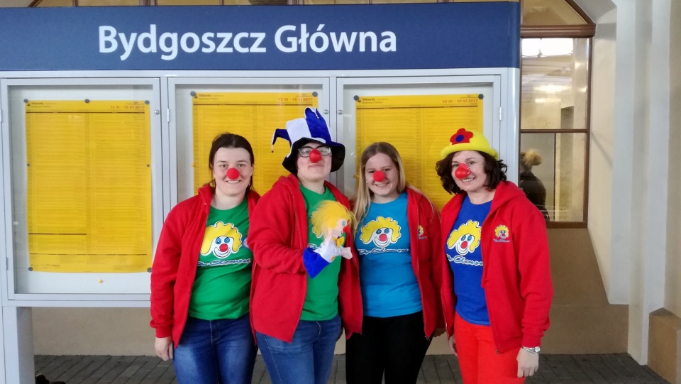 Wolontariusze Fundacji „Dr Clown” na dworcu Bydgoszcz Główna. Fot. Robin Jesse