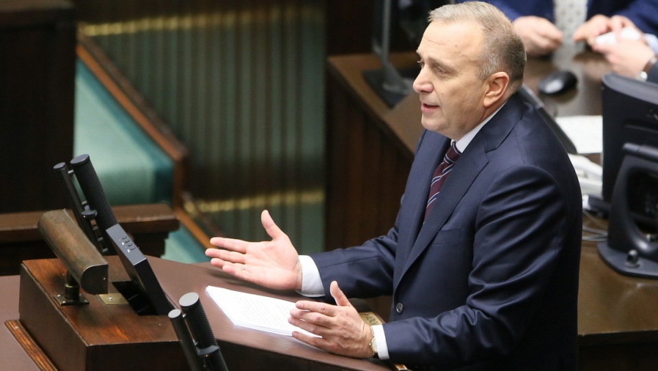 Lider Platformy Obywatelskiej Grzegorz Schetyna przemawia podczas sejmowej debaty nad wnioskiem PO o konstruktywne wotum nieufności wobec rządu premier Beaty Szydło. Fot. PAP/Paweł Supernak