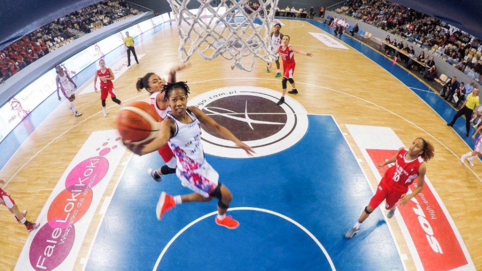 Na zdjęciu Maurita Reid (Artego Bydgoszcz) podczas oddawania rzutu do kosza. Fot. Ryszard Wszołek/Artego Bydgoszcz/basket25.pl/archiwum