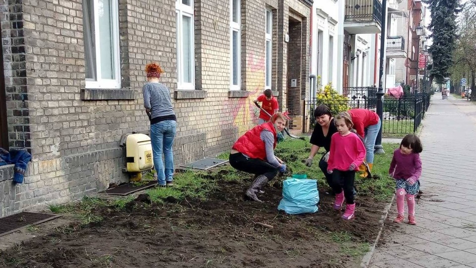 Torunianie aranżowali w sobotę skwerki przy ulicy Bydgoskiej. Fot. Adriana Andrzejewska