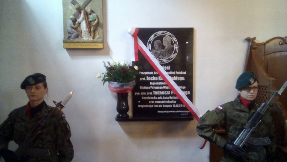 Pamiątkowa tablica poświęcona Prezydentowi RP Lechowi Kaczyńskiemu i ofiarom tragicznego lotu do Smoleńska Fot. Marcin Doliński