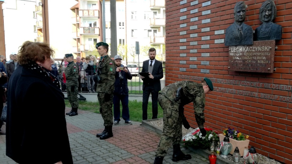 Torunianie złożyli kwiaty pod epitafium znajdującym się w Diecezjalnym Sanktuarium Miłosierdzia Bożego w Toruniu. Fot. Wiktor Strumnik