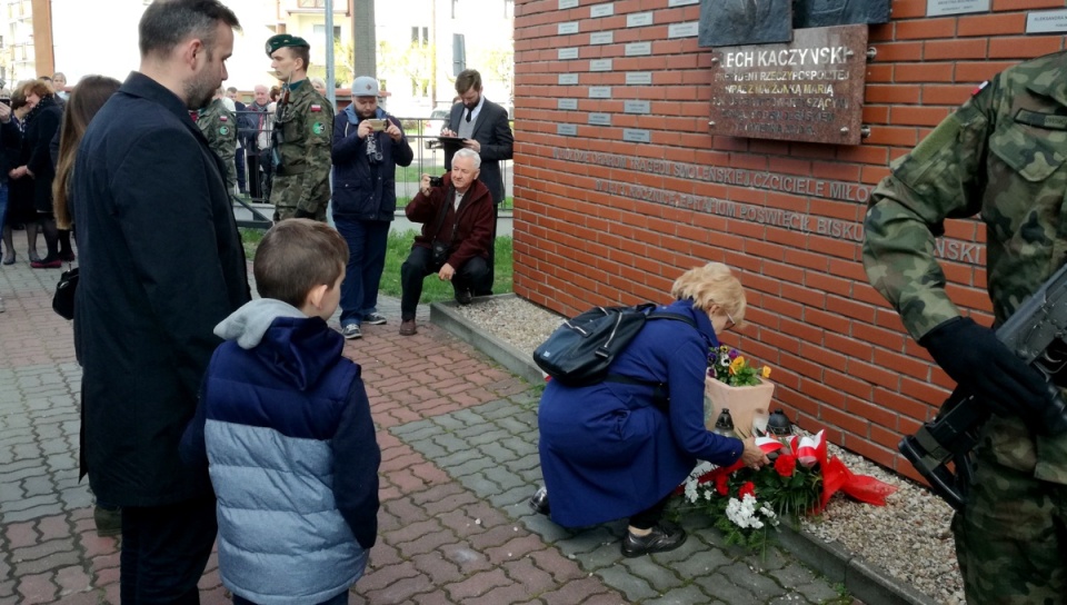 Torunianie złożyli kwiaty pod epitafium znajdującym się w Diecezjalnym Sanktuarium Miłosierdzia Bożego w Toruniu. Fot. Wiktor Strumnik