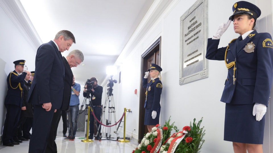 Marszałek Sejmu Marek Kuchciński (L) i marszałek Senatu Stanisław Karczewski (2L) złożyli wieńce pod tablicą upamiętniającą marszałka Sejmu III kadencji Macieja Płażyńskiego. Fot. PAP/Jakub Kamiński