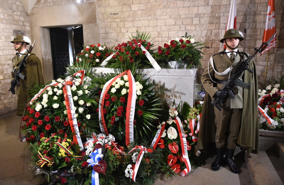 Kwiaty na sarkofagu pary prezydenckiej Lecha i Marii Kaczyńskich w Krypcie pod Wieżą Srebrnych Dzwonów na Wawelu. Fot. PAP/Jacek Bednarczyk