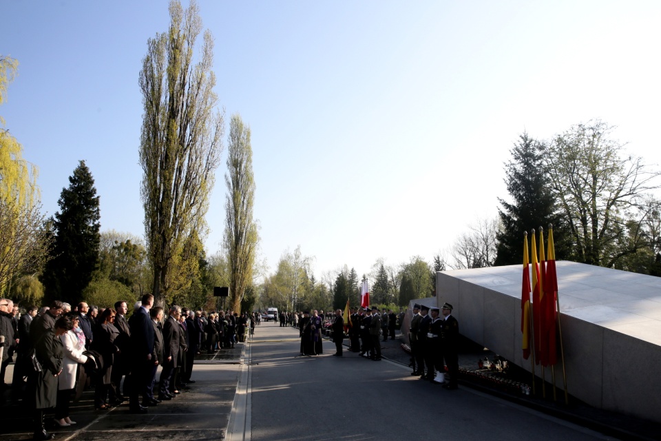 Obchody 7. rocznicy katastrofy smoleńskiej - uroczystości przed pomnikiem Ofiar Katastrofy Smoleńskiej na Cmentarzu Wojskowym na Powązkach. Fot. PAP/Tomasz Gzell