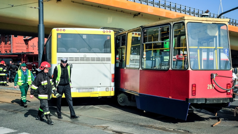 Miejsce wypadku na skrzyżowaniu ulic Jagiellońskiej i Ogińskiego w Bydgoszczy. Fot. PAP/Andrzej Damazy