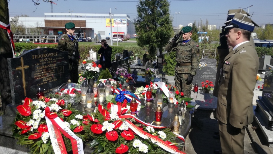 Obchody rocznicy katastrofy smoleńskiej przy grobie, w którym spoczywa Aleksander Fedorowicz. Fot. Robin Jesse