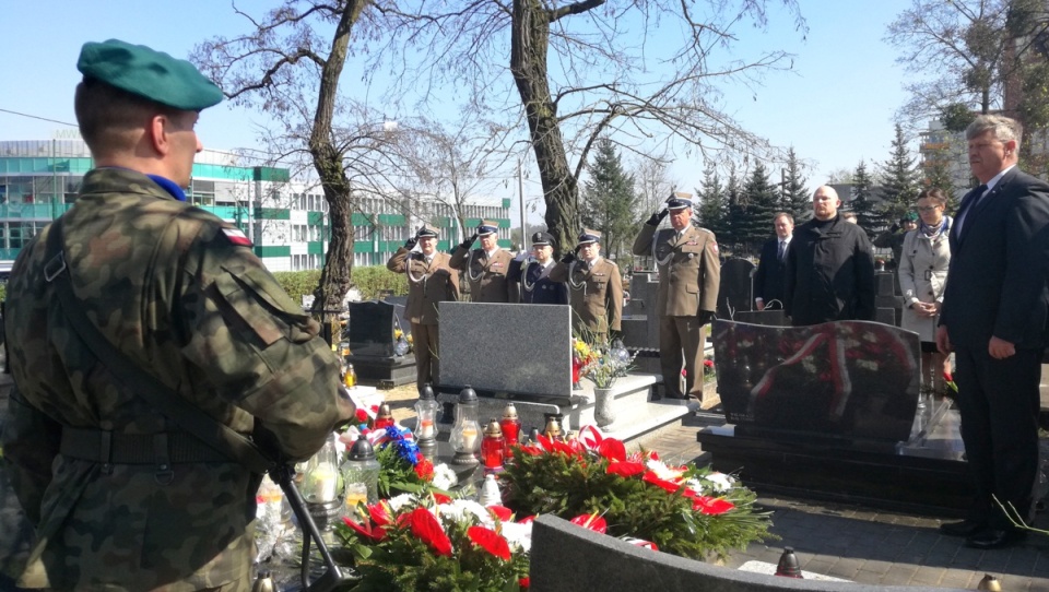 Obchody rocznicy katastrofy smoleńskiej przy grobie, w którym spoczywa Aleksander Fedorowicz. Fot. Robin Jesse