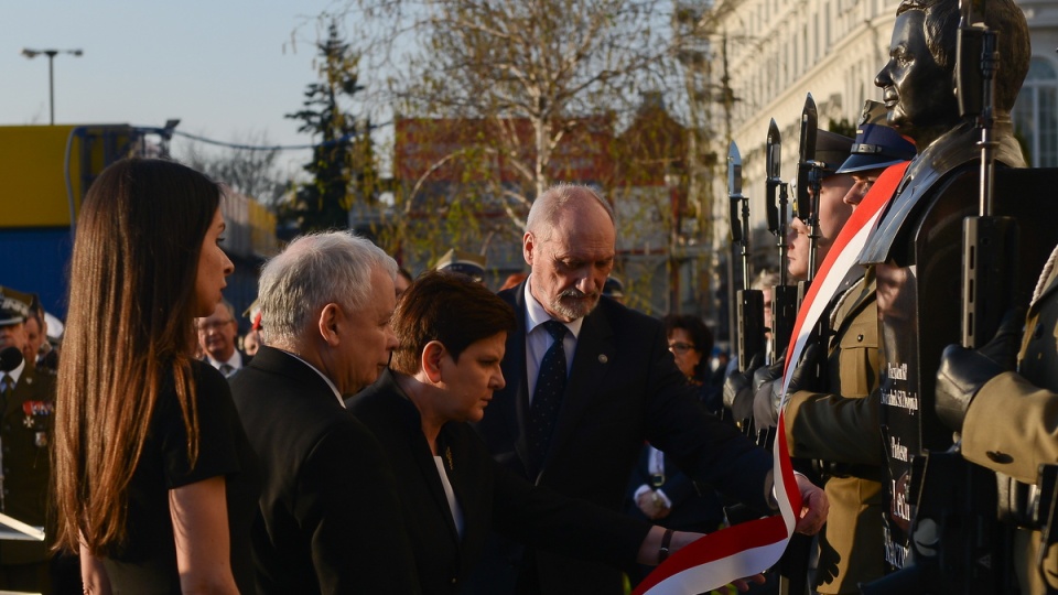 Uroczystość odsłonięcia popiersia Lecha Kaczyńskiego przed budynkiem Dowództwa Garnizonu Warszawa. Fot. PAP/Jakub Kamiński