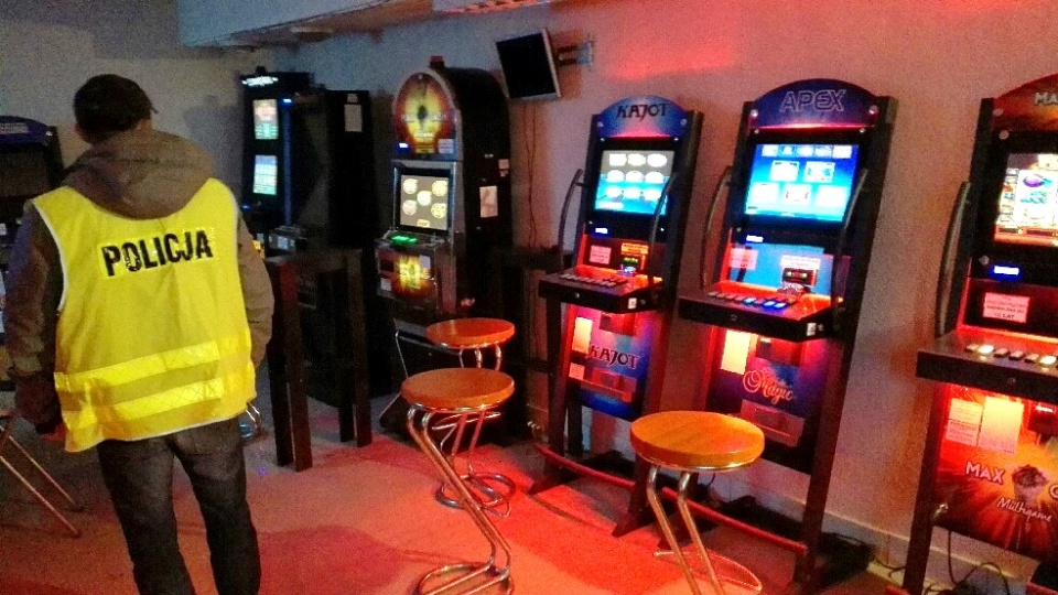 W Golubiu-Dobrzyniu policjanci zabezpieczyli 15 automatów do gier hazardowych o wartości około 150 tysięcy złotych. Fot. KPP w Golubiu-Dobrzyniu
