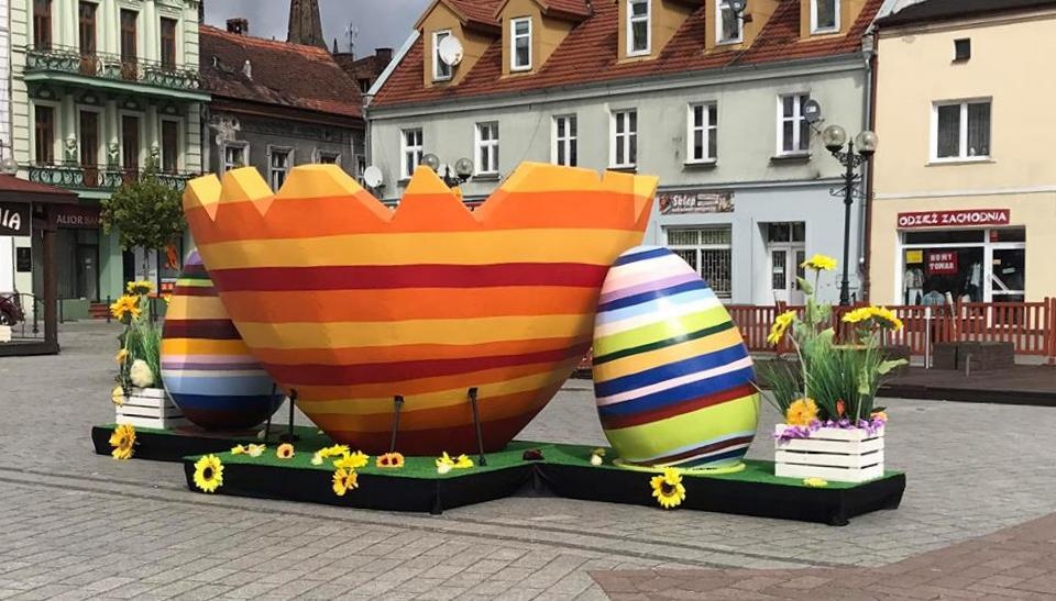 Gigantyczne wielkanocne jajka będzie można znaleźć na inowrocławskim Rynku do 18 kwietnia. Fot. Urząd Miejski w Inowrocławiu