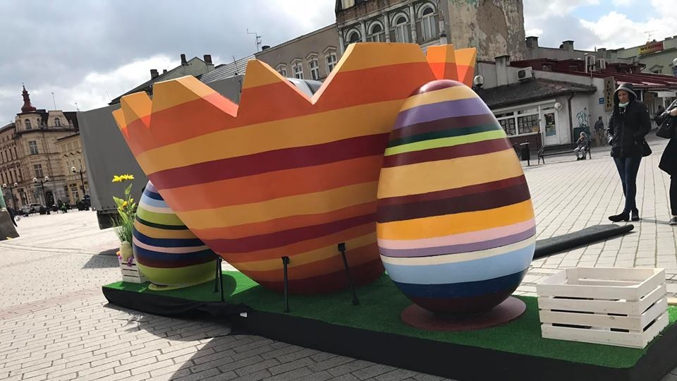 Gigantyczne wielkanocne jajka będzie można znaleźć na inowrocławskim Rynku do 18 kwietnia. Fot. Urząd Miejski w Inowrocławiu