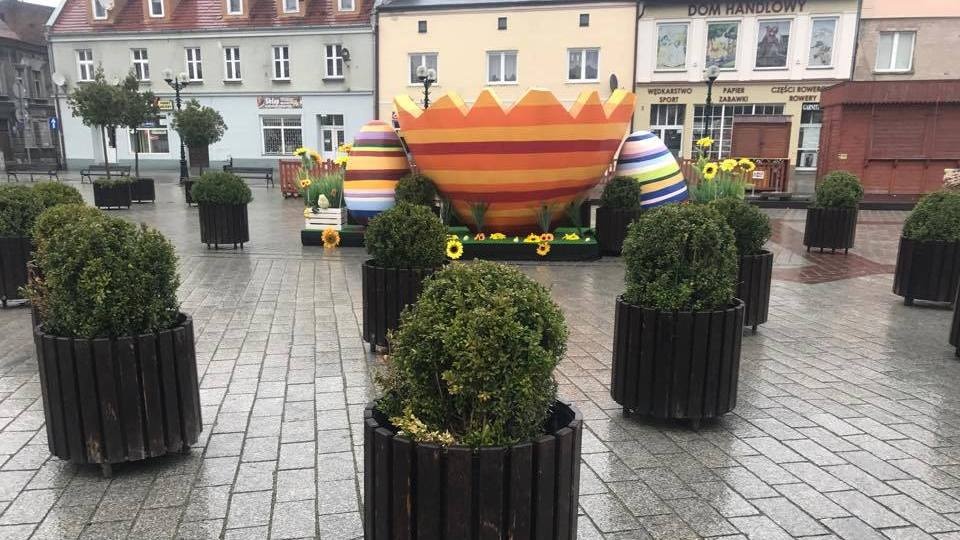 Gigantyczne wielkanocne jajka będzie można znaleźć na inowrocławskim Rynku do 18 kwietnia. Fot. Urząd Miejski w Inowrocławiu