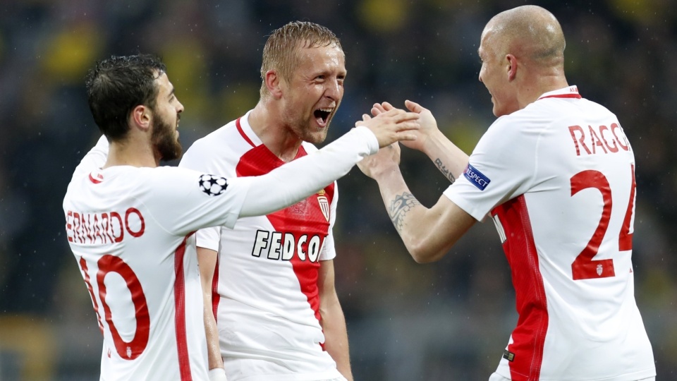 Na środku zdjęcia Kamil Glik cieszący się z kolegami z AS Monaco z jednej z trzech bramek jakie goście strzelili w środę w Dortmundzie. Fot. PAP/EPA/FRIEDEMANN VOGEL