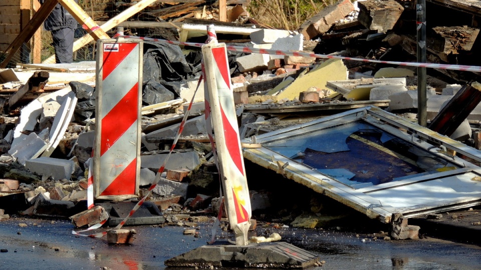 Podczas prac wyburzeniowych zawaleniu uległa konstrukcja budynku przy ul. Podgórnej w Toruniu. Fot. Michał Zaręba