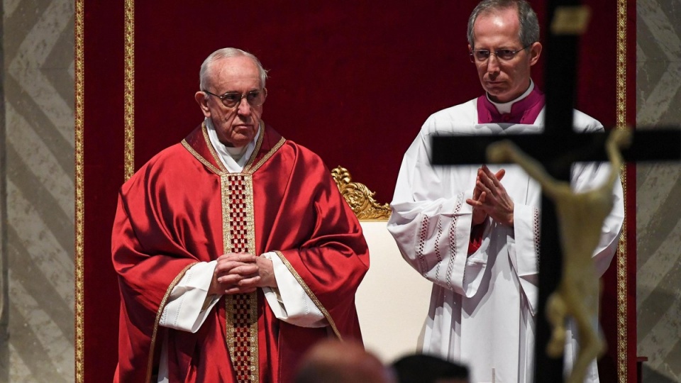 Ww Wielki Piątek w Watykanie papież Franciszek przewodniczył nabożeństwu Męki Pańskiej. Fot. PAP/EPA/ALESSANDRO DI MEO