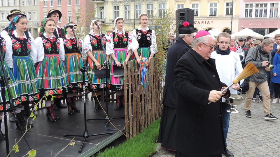 Przyniesione na Stary Rynek przez bydgoszczan święconki, pobłogosławił biskup Jan Tyrawa. Fot. Damian Klich