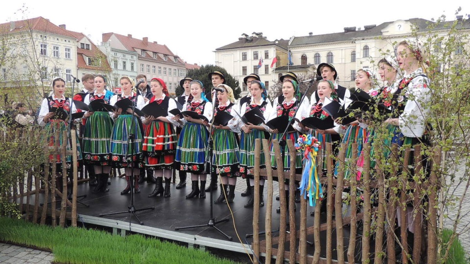 Na Starym Rynku w Bydgoszczy wystąpił Zespół Pieśni i Tańca "Płomienie", wykonując utwory wielkopostne. Fot. Damian Klich