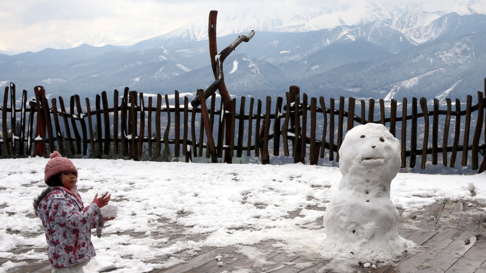 W Wielkanoc w Tatrach i Zakopanem spadł śnieg. Według synoptyków zimowa aura pod Tatrami utrzyma się co najmniej do końca tygodnia, a śniegu będzie przybywać. Fot. PAP/Grzegorz Momot