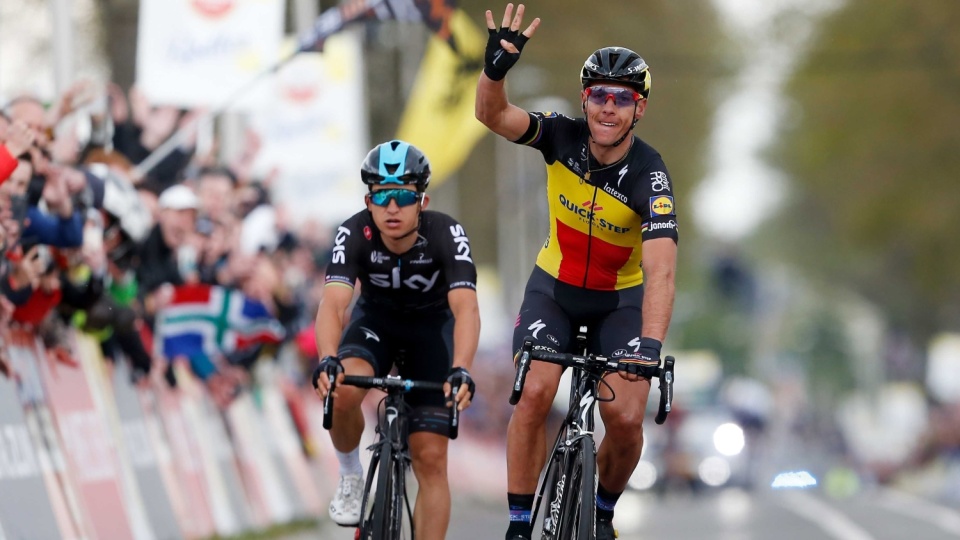 Na zdjęciu Michał Kwiatkowski (z lewej) i Philipp Gilbert (z prawej) podczas finiszu niedzielnego klasyka kolarskiego Amstel Gold Race. Fot. PAP/EPA/BAS CZERWINSKI