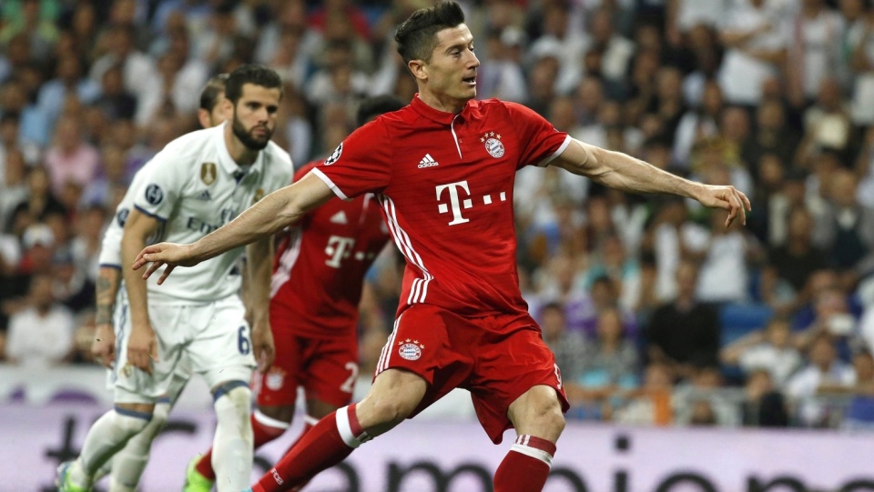 Na zdjęciu Robert Lewandowski podczas wykonywania rzutu karnego w rewanżowym starciu Bayernu z Realem w Madrycie. Fot. PAP/EPA/KIKO HUESCA