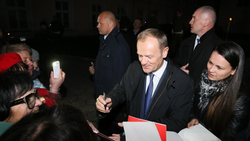 Donald Tusk rozdaje autografy po wyjściu z wydziału ds. wojskowych Prokuratury Okręgowej w Warszawie. Fot. PAP/Paweł Supernak