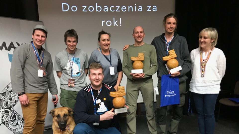 Nagrodzeni, organizatorzy oraz pies. Fot. Tomasz Kaźmierski